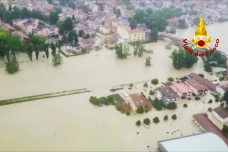Dieses von der italienischen Feuerwehr zur Verf&uuml;gung gestellte Luftbild zeigt &uuml;berflutete H&auml;user in der norditalienischen Region Emilia Romagna
