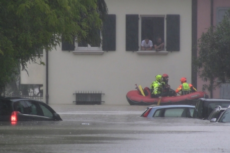 In der Stadt Cesena ist der Fluss Savio nach extremen Regenf&auml;llen &uuml;ber die Ufer getreten, Stra&szlig;enz&uuml;ge am Fluss stehen unter Wasser