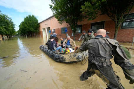 Faenza: Menschen werden aus einer &uuml;berschwemmten Region mit Schlauchbooten evakuiert. 