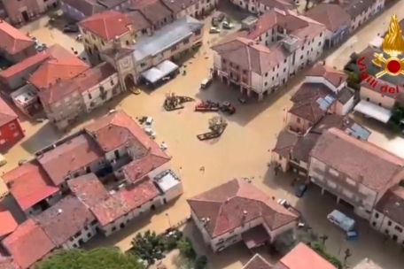 Italien, Sant'Agata sul Santerno: Blick aus einem Feuerwehrhubschrauber auf den &uuml;berfluteten&nbsp;Stadtteil in der Provinz Ravenna.&nbsp;