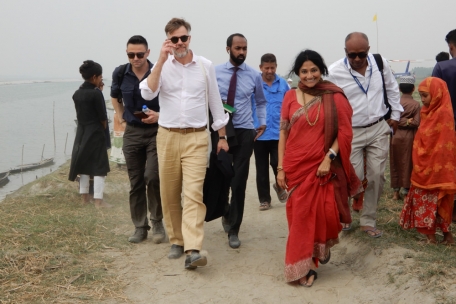 Minister Franz Fayot mit Friendship-Gründerin Runa Kahn