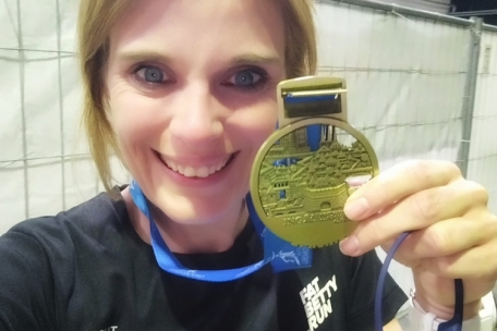 Brigitte Steffen freut sich im Ziel über ihre perfekte Marathon-Premiere