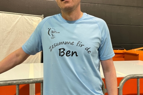 Claude Barthelemy in dem T-Shirt, mit dem er auch schon den „Relais pour la vie“ 2023 lief
