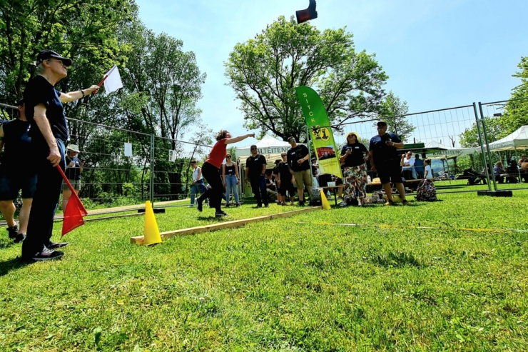 Schräger Spaß / Randsportler geben Gummi: Stiefelweitwurf lebt in Kayl wieder auf