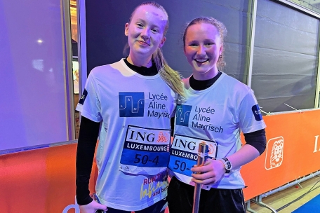 Sofia Feyder (l.) und Luisa Gerges liefen für das Lycée Aline Mayrisch mit dem Staffelstab ins Ziel