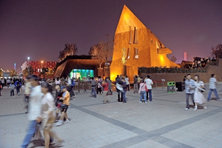 Publikumsmagnet: die „Gëlle Fra“ vor dem Luxemburger Pavillon bei der Weltausstellung 2010 in Schanghai
