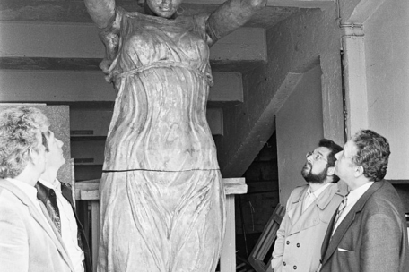 Die „Gëlle Fra“ nach ihrer Wiederentdeckung 1981. In Teilen lag sie unter der Tribüne des Josy-Barthel-Stadions begraben.