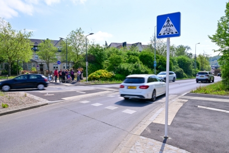 Die aus dem Escher Zentrum kommenden Autofahrer sehen Fußgänger und Radfahrer an diesem Zebrastreifen sehr spät. Die Linken fordern deswegen ein Tempolimit, straßenbauliche Maßnahmen und v.a. eine bessere Signalisierung.