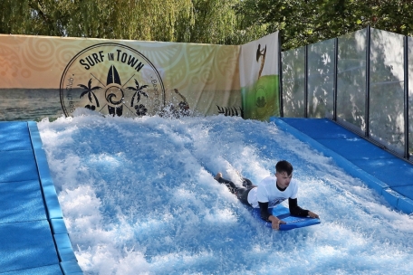 So sieht die Surfanlage aus, die nun drei Wochen in Esch stehen wird. Die Miete soll 120.000 Euro betragen.&nbsp;