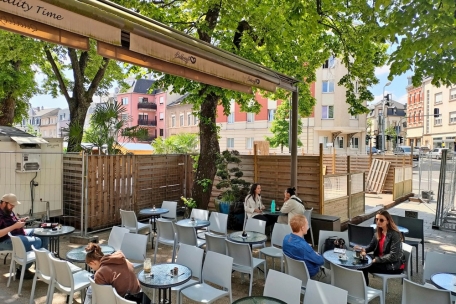Die Terrasse des Babbocaff&egrave; und der Holzzaun