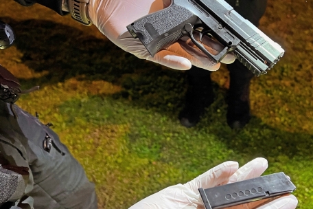 Bei der Waffe handelt es sich um eine Plastikpistole