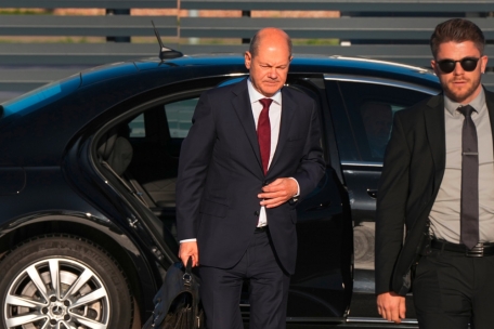 Zwischenfall / Mann schließt sich unbemerkt Kanzlerkonvoi an und umarmt Scholz