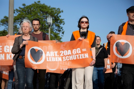 Unterst&uuml;tzer der Klimaaktivisten von Letzte Generation demonstrieren am 26. Mai 2023 in Berlin.