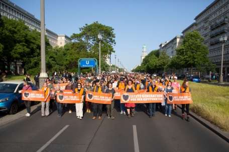 26.05.2023, Berlin: Unterst&uuml;tzer der Klimaaktivisten von Letzte Generation demonstrieren in Berlin gegen die Einstufung als kriminelle Vereinigung durch die Beh&ouml;rden.