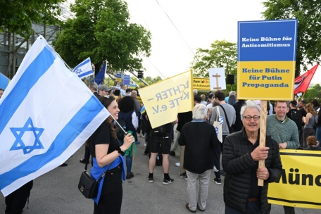 21.05.2023, Bayern, München: Menschen demonstrieren vor dem Auftritt des Pink-Floyd-Mitbegründer Roger Waters.