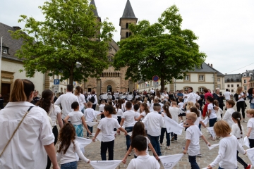 Springprozession in Echternach / Seitensprünge mit dem Segen der Kirche