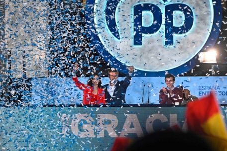 Konservative triumphieren / Politisches Erdbeben in Spanien – Premier Sánchez ruft nach Niederlage Neuwahlen aus