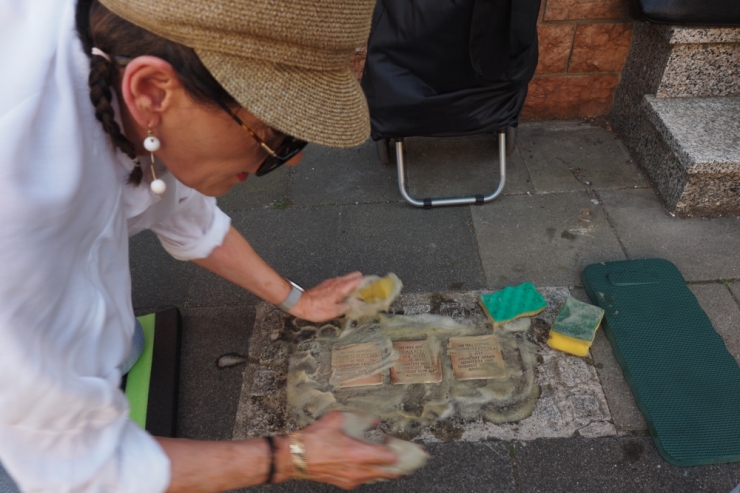 Esch / Die Reinigung der Erinnerung – eine Putzaktion der etwas anderen Art