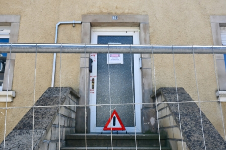 Mehrere Absperrungen sollen dafür sorgen, dass niemand das Haus betritt