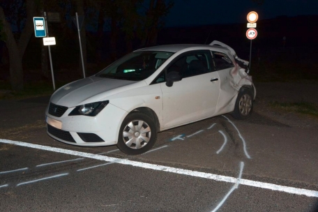 Das Auto, in das der Motorradfahrer prallte, wurde bei der Kollision herumgeschleudert