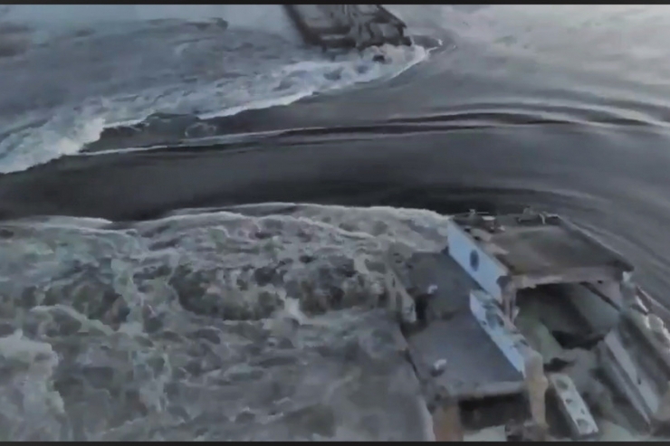 Moskau dementiert / Ukraine wirft Russland Sprengung von Mega-Staudamm vor – Wasser könnte um bis zu zwölf Meter steigen