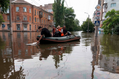 Ukraine / Russen beschießen Flutopfer in Cherson