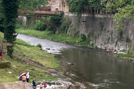 Baden im Schwefeltümpel statt im Kaiserbad: Kurgäste am Ufer der Cerna 