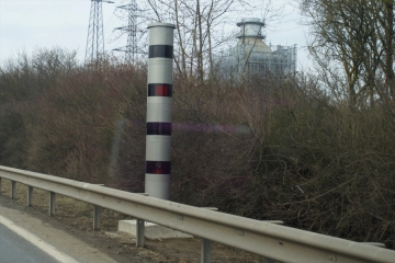 Kontrolle / Autofahrer, aufpassen – er tut es auch: In Bereldingen geht der feste Blitzer in Testbetrieb