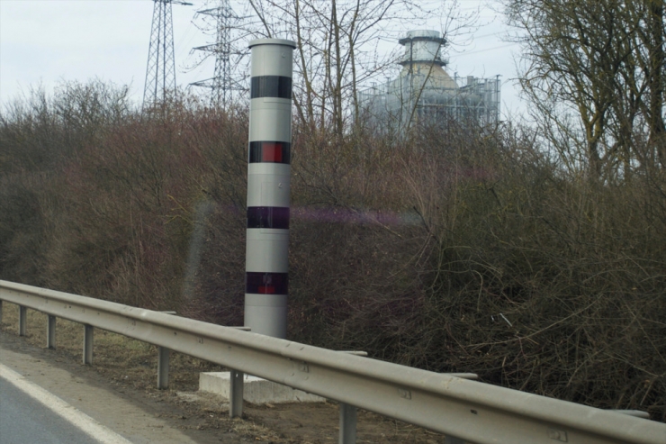 Kontrolle / Autofahrer, aufpassen – er tut es auch: In Bereldingen geht der feste Blitzer in Testbetrieb