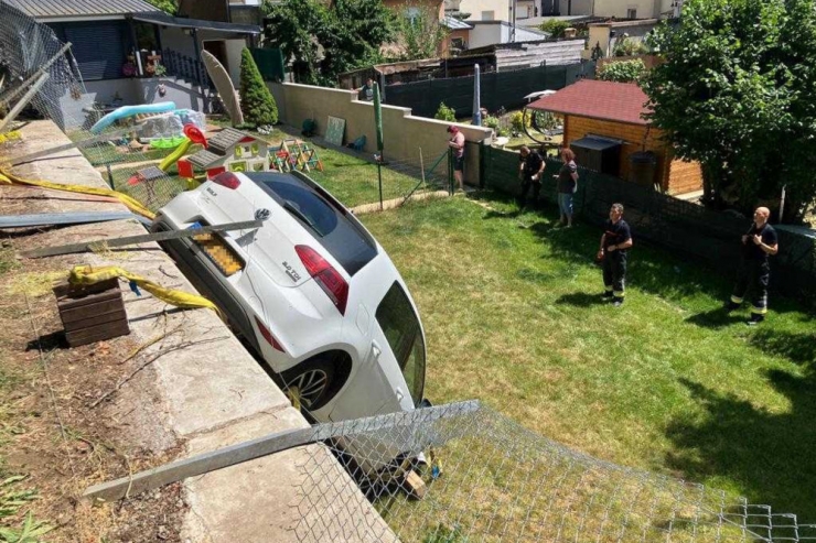 Düdelingen / Falschen Gang eingelegt: Frau stürzt mit Auto in Garten