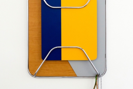 „Blue-yellow-dog leash“ (2019, chrome steel, laminated board and dog leash 135 x 80 x 9 cm), partie de l’exposition „Sutil Olvido“