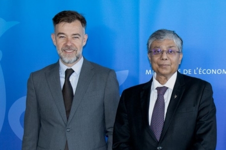 Wirtschaftsminister Franz Fayot mit Sanjay Samaddar, Geschäftsführer von ArcelorMittal Europe Long Products