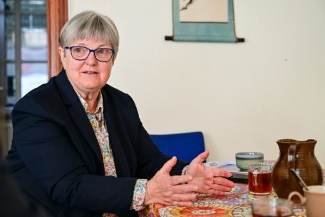 Agn&egrave;s Rausch engagiert sich seit vielen Jahren in der Fl&uuml;chtlingshilfe. Sie war von 2000 bis 2015 Mitglied des Staatsrates und ma&szlig;geblich an der Gr&uuml;ndung des Jesuit Refugee Service (JRS) in Luxemburg beteiligt.