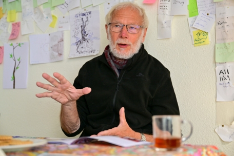 Pater Philippe Demeest&egrave;re vom Jesuit Refugee Service hilft Migranten an der franz&ouml;sischen Kanalk&uuml;ste. Der 73-j&auml;hrige Geistliche war k&uuml;rzlich zu Besuch in Luxemburg. 