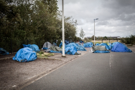Ein Zeltlager von Gefl&uuml;chteten an der franz&ouml;sischen Kanalk&uuml;ste