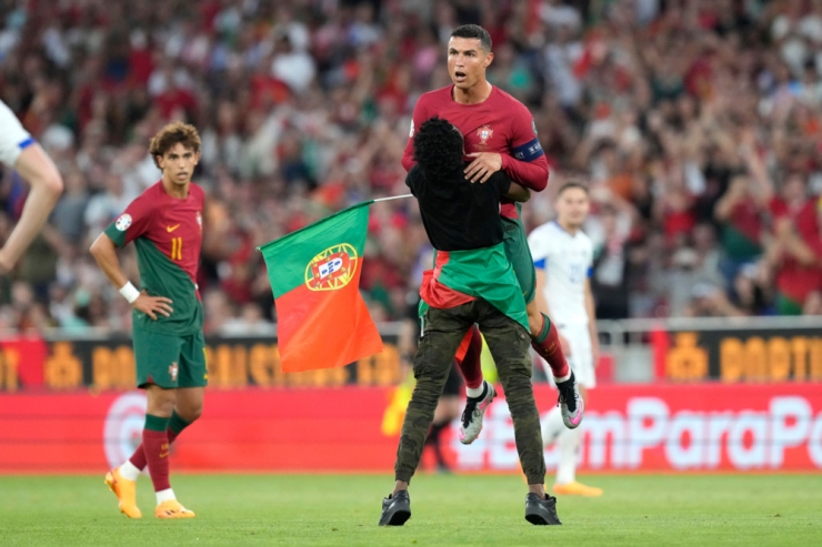 EM-Qualifikation / Flitzer liegt Ronaldo zu Füßen