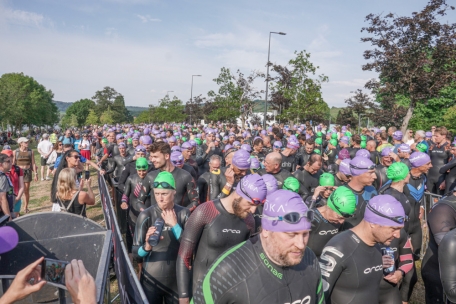 Die Teilnehmer tummelten sich vor dem Start an der Mosel