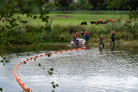 Mitglieder des Technischen Hilfswerks installierten auf der Sauer eine &Ouml;lsperre