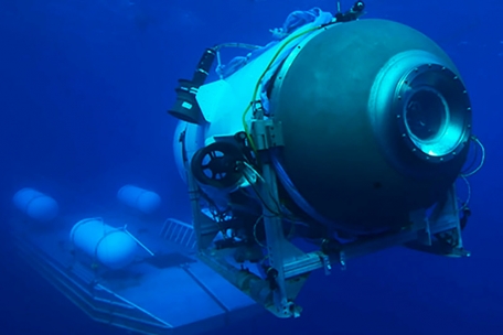 Dieses undatierte von OceanGate Expeditions herausgegebene Foto zeigt das Tauchboot „Titan“, das von seiner Plattform aus startet