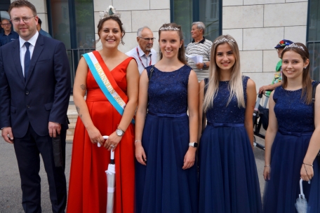 Durften nicht fehlen: Weink&ouml;nigin Zo&eacute; mit ihren Prinzessinnen