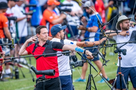 Bogenschießen / Jeff Henckels’ Achterbahnfahrt mit rosa Elefanten