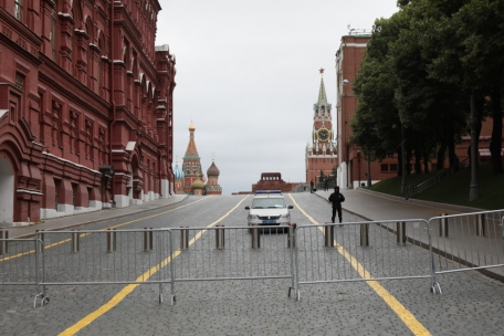 Polizisten stehen Wache auf dem Roten Platz in Moskau