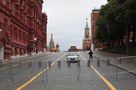 Polizisten stehen Wache auf dem Roten Platz in Russlands Hauptstadt Moskau