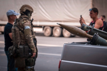 Dieses Foto vom 24. Juni zeigt zwei Granatwerfer in einem Auto, während Anwohner für ein Foto mit einem Mitglied der Wagner-Gruppe in der Stadt Rostow am Don posieren