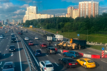 Zufahrtsstraße nach Moskau am Samstag: Das russische Militär hat einen provisorischen Kontrollposten errichtet