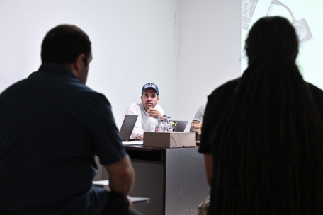 Uni-Professor Markus Miessen (M.) mit den Streetworkern Dan Draut (l.) und Mauro Almeida Cabral