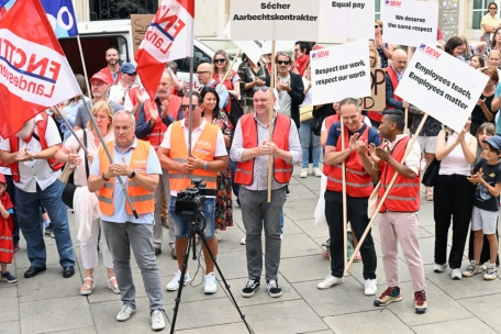 Bildungswesen / OGBL protestiert vor Chamber für bessere Arbeitsbedingungen für „Chargés de cours“