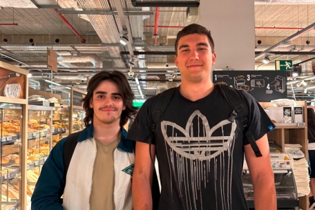 Diego (links) und Julien sind gespannt, wie das Plastikverbot in die Praxis umgesetzt wird