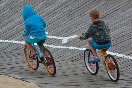 Fahrradfahren in Blankenberge. Aber ob die beiden Jungs schneller sind als die Motorboote der Weltmeisterschaft?