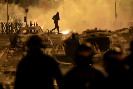 Frankreich / Mehr als 1.300 Festnahmen in vierter Unruhe-Nacht – Waffen gestohlen, Rathäuser angegriffen, Explosion in Postamt